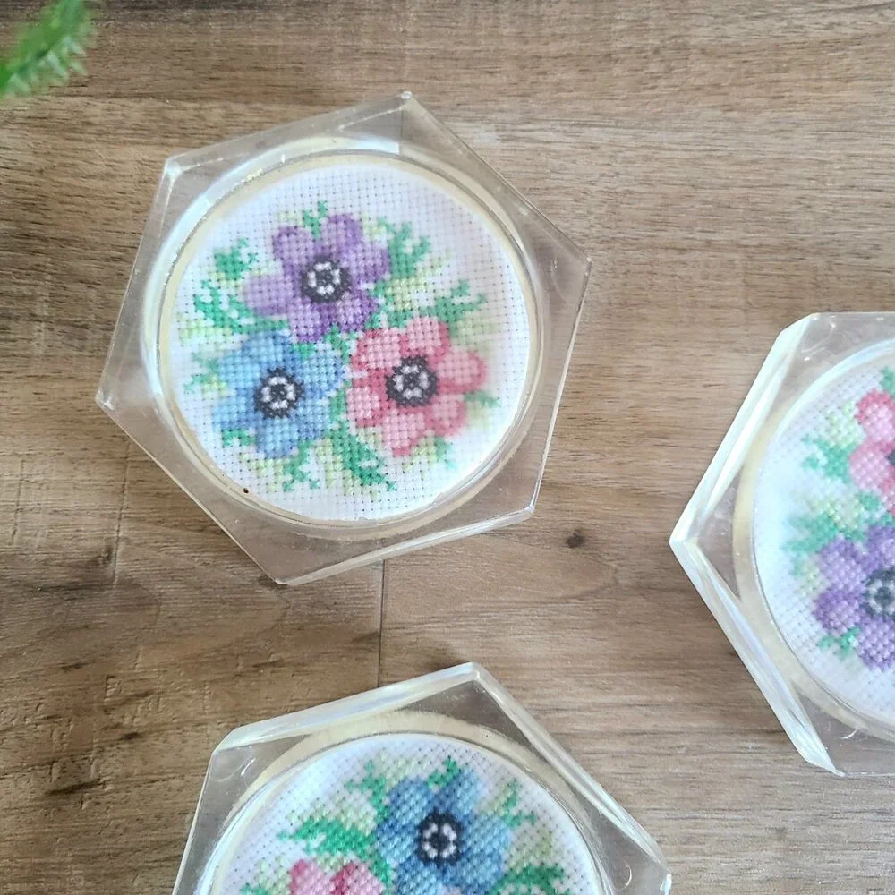 3 vintage Lucite plastic coasters with floral embroidery middle parts - Picture 4 of 6